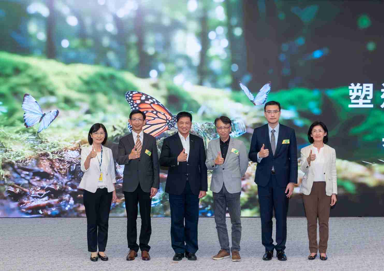 友達2023 CSR共榮大會，，邀請領域專家分享交流生物多樣性管理趨勢、、、無塑產品、、、海廢永續塑料等議題  （圖左到右：友達光電永續長古秀華、、、3M台灣技術長陳君杰、、友達光電董事長暨集團策略長彭双浪、、、光寶科技企業永續發展處處長陳慶暉、、、、安永聯合會計師事務所執業會計師曾于哲、、友達光電供應鏈總部副總經理吳宜芳）