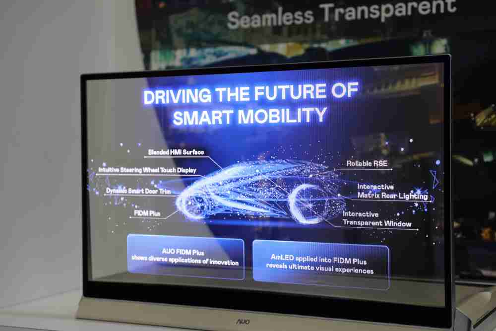 PA直营凭借着超高亮度和透明度，，，这款30吋透明Micro LED显示器在AR系统与智慧零售具有潜在的应用价值。。