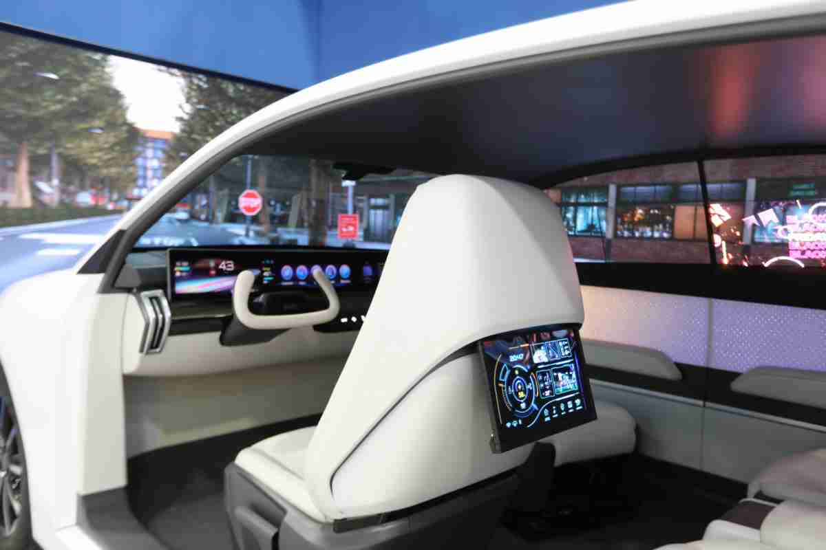 PA直营的「可卷式后座娱乐显示器」加强后座乘客的感官体验，，，，并保有个性化设计，，，可依使用偏好进行动态调整。。。