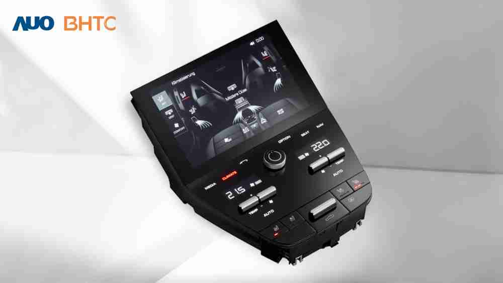 作為友達新生力軍，，，，BHTC所展示的中央與後座鞍部的Display HMI產品，，，，可處理多區恆溫控制、、、顯示畫面，，，呈現仿真3D車室分區；以力傳感技術精準傳遞觸感，，並結合音量及震動反饋，，，，防止意外啟動，，提供使用者自然流暢、、、直觀且輕鬆駕馭的舒適介面