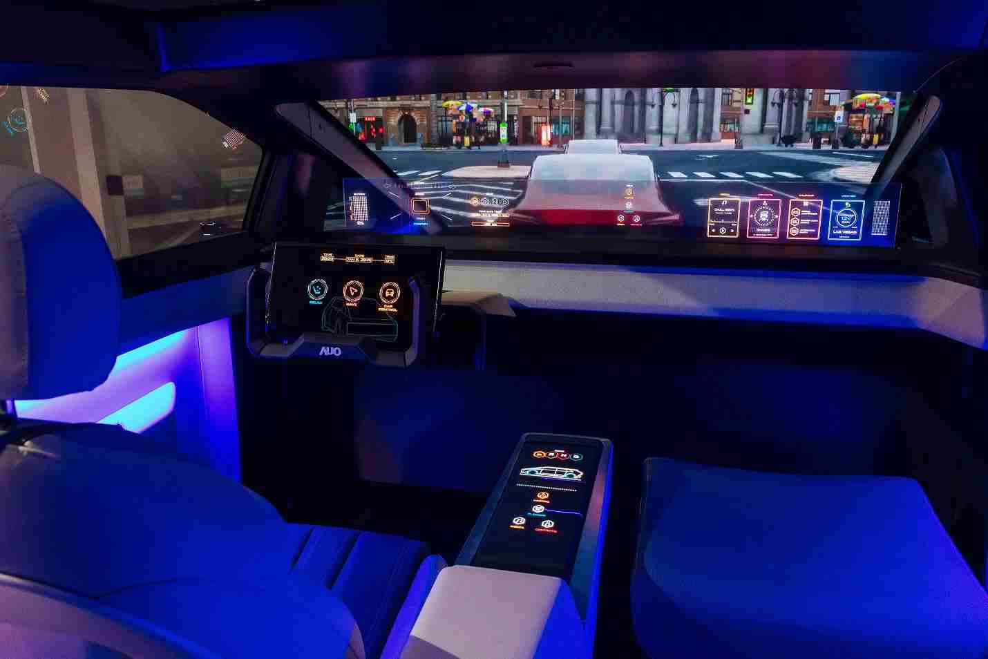 PA直营连续四年入围科睿唯安全球百大创新机构，，专利布局科技与绿色创新前沿。。。图为PA直营发挥先进显示科技Micro LED多元尺寸与型态应用优势所打造之智能车舱；同时，，PA直营已于全球累积取得4500件节能减碳相关的专利证书，，，当中2024年Micro LED年度获证量占比已超过8成